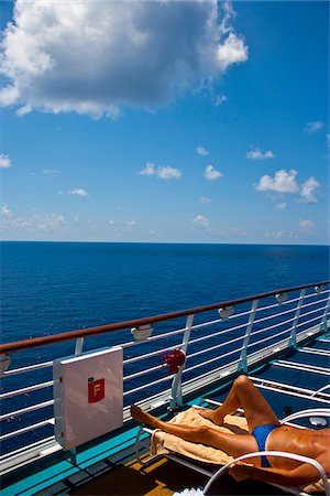 simsearch:862-03807333,k - Freedom of the Seas, l'un des plus grand paquebot du monde, à travers la mer des Caraïbes, l'Amérique. Photographie de stock - Rights-Managed, Code: 862-03808762