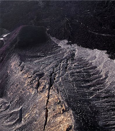 simsearch:862-03820284,k - Un peu loin au large de la côte de Djibouti, une triple jonction où convergent les failles océaniques de la mer rouge et le golfe d'Aden est contiguë à la limite nord de la vallée du Rift Afriques.Cette photographie montre une fissure évidente dans une crête de lave énorme.Autre que de l'Islande, Djibouti est le seul pays où les scientifiques peuvent observer les fonds marins répandre sur la terre ferme que deux plaques se déplacent de part. Photographie de stock - Rights-Managed, Code: 862-03820283