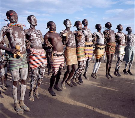 simsearch:862-03820434,k - Karo hommes excellent dans l'art corporel. Avant une danse, ils orneront leurs visages et les torses minutieusement à l'aide de craie blanche locale, pulvérisé rock et autres pigments naturels. Alors que les hommes plus âgés style leur cheveux avec de l'argile, jeunes hommes préfèrent leur tresse.Chaque homme porte un tabouret en bois, qui se double d'un oreiller pendant la nuit.Le Karo sont une tribu vivant dans trois villages principaux le long du cours inférieur de la Photographie de stock - Rights-Managed, Code: 862-03820358