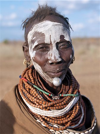 simsearch:862-03820434,k - Une femme de Nyangatom porte de nombreux brins de perles en bois.Le Nyangatom sont une des plus grandes tribus et sans doute les plus belliqueuses de personnes vivant le long de la rivière Omo en Éthiopie. Ils forment une partie du peuple francophone Ateger un groupe de sept tribus nilotiques orientales auquel appartiennent les Turkana du Kenya du Nord et les Karamajong du nord-est de l'Ouganda. Photographie de stock - Rights-Managed, Code: 862-03820554