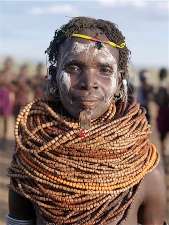 simsearch:862-03820434,k - Une femme de Nyangatom porte de nombreux brins de perles en bois.Le Nyangatom sont une des plus grandes tribus et sans doute les plus belliqueuses de personnes vivant le long de la rivière Omo en Éthiopie. Ils forment une partie du peuple francophone Ateger un groupe de sept tribus nilotiques orientales auquel appartiennent les Turkana du Kenya du Nord et les Karamajong du nord-est de l'Ouganda. Photographie de stock - Rights-Managed, Code: 862-03820555