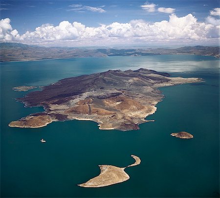 simsearch:862-03820284,k - Vue aérienne de l'île du Sud, plus grande île de lac Turkanas. Situé dans la partie sud du lac où l'eau atteint une profondeur de 374 pieds, l'île est une épine de cônes volcaniques et couvrant 24 kilomètres carrés de collines. Les coulées de lave sont remarquablement bien préservées, il. Photographie de stock - Rights-Managed, Code: 862-03820654