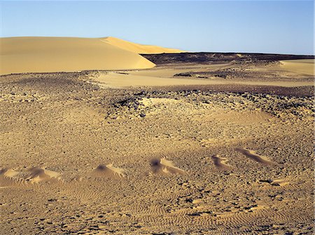 simsearch:862-03820284,k - Magnifique paysage du désert dans le désert de Nubie du nord-est du Soudan a été créé par l'érosion des roches sédimentaires, qui, dans les lieux est fortement oxydée.Le croissant en forme de dunes au loin sont les dunes barchan, produites par l'action du vent principalement d'une direction. Photographie de stock - Rights-Managed, Code: 862-03820983
