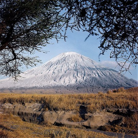 simsearch:862-03820284,k - Ol doinyo Lengaï, le Maasais montagne de Dieu, est le volcan actif seulement dans le Gregory Rift.An importante section de la branche orientale de l'Afrique Grand Rift Valley.It rejets encore rare carbonatite laves, qui son tour blanches sur l'exposition à l'air. Photographie de stock - Rights-Managed, Code: 862-03821005