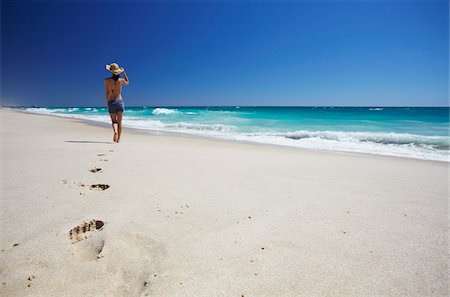 Femme qui marche sur Floreat beach, Perth, Western Australia, Australie Photographie de stock - Rights-Managed, Code: 862-03887224