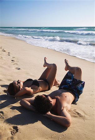 Jeune couple couché sur Floreat beach, Perth, Western Australia, Australie Photographie de stock - Rights-Managed, Code: 862-03887241