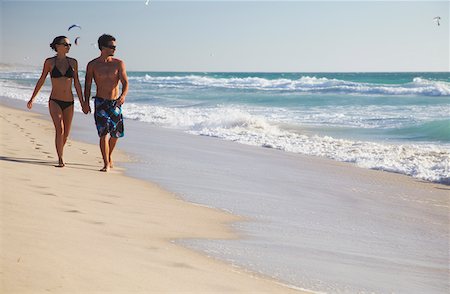 Jeune couple marchant sur Floreat beach, Perth, Western Australia, Australie Photographie de stock - Rights-Managed, Code: 862-03887242