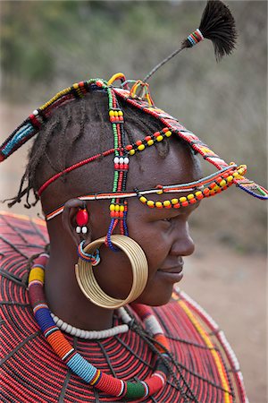 Un jeune marié femme Pokot porter les ornements perlés traditionnels de sa tribu qui dénotent son statut marié. Les Pokots sont pasteurs parlant une langue nilotique Sud. Photographie de stock - Rights-Managed, Code: 862-03888700