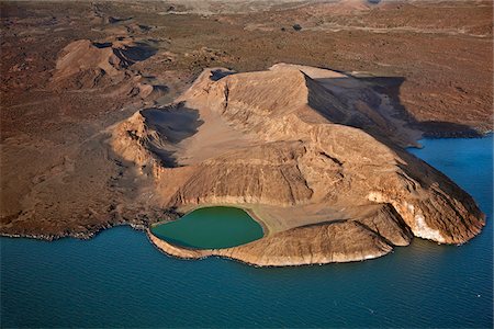 simsearch:862-03820284,k - Un cratère volcanique éteint, Abil Agituk, à l'extrémité sud du lac Turkana est un lac de cratère distinctement vert qui est alimenté par l'eau souterraine du lac principal. Photographie de stock - Rights-Managed, Code: 862-03888747