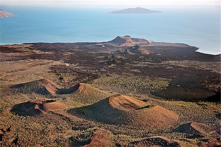 simsearch:862-03820284,k - La barrière de lave qui sépare l'extrémité sud du lac Turkana au Kenya depuis la vallée de Suguta. Île du sud est au loin tandis que le cratère volcanique éteint, Abil Agituk, se trouve à proximité de la rive du lac. La région est grêlée avec cônes volcaniques. Photographie de stock - Rights-Managed, Code: 862-03888748