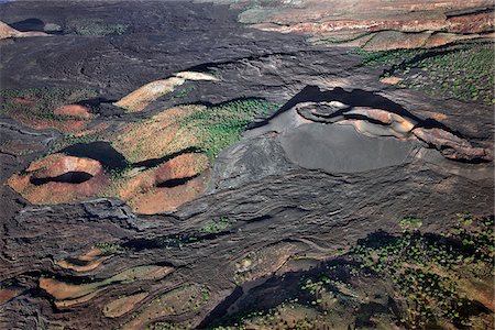 simsearch:862-03820284,k - Andrews volcan est l'un des nombreux cratères volcaniques qui parsèment la chaîne volcanique appelée The Barrier, qui sépare la vallée de Suguta du lac Turkana au Kenya il y a plusieurs millions d'années. La dernière éruption a eu lieu il y a un peu plus de 100 ans. Photographie de stock - Rights-Managed, Code: 862-03888749