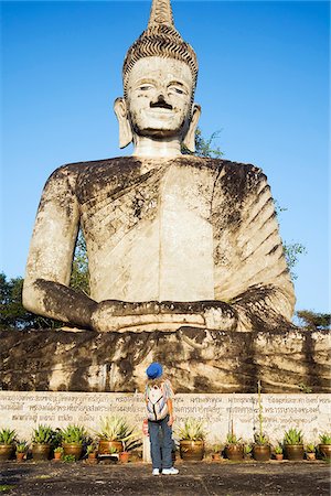 simsearch:700-00795780,k - Thailand, Nong Khai, Nong Khai.  A tourist looks up at a giant sculpture in the Sala Kaew Ku Sculpture Park. Foto de stock - Con derechos protegidos, Código: 862-03889830