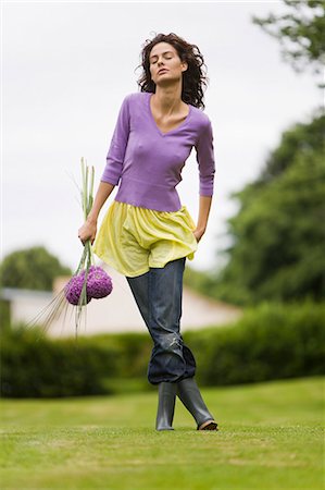 simsearch:877-06834306,k - Young woman holding a bouquet of flowers Stock Photo - Rights-Managed, Code: 877-06832244