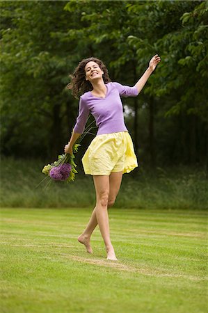 simsearch:877-06834306,k - Young woman holding a bouquet of flowers Stock Photo - Rights-Managed, Code: 877-06832254