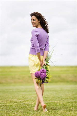 simsearch:877-06834306,k - Young woman holding a bouquet of flowers Stock Photo - Rights-Managed, Code: 877-06832259