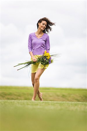 simsearch:877-06834306,k - Young woman holding a bouquet of flowers Stock Photo - Rights-Managed, Code: 877-06832260