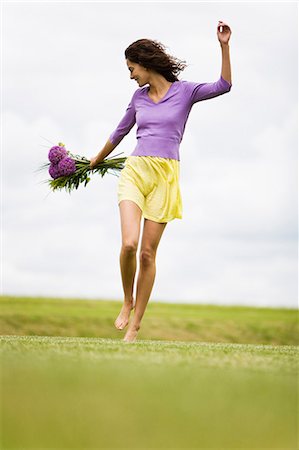 simsearch:877-06834306,k - Young woman holding a bouquet of flowers Stock Photo - Rights-Managed, Code: 877-06832261