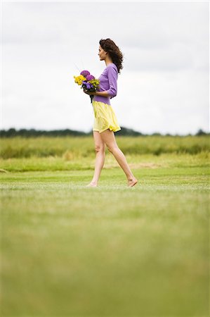 simsearch:877-06834306,k - Young woman holding a bouquet of flowers Stock Photo - Rights-Managed, Code: 877-06832262