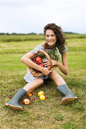 simsearch:877-06832318,k - Young woman with a basket full of fruits Stock Photo - Rights-Managed, Code: 877-06832277
