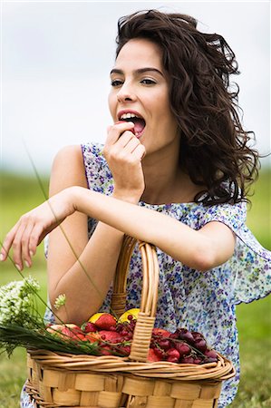 simsearch:877-06832290,k - Young woman with a basket full of fruits Stock Photo - Rights-Managed, Code: 877-06832271