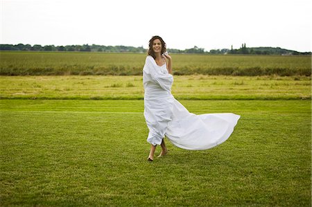 simsearch:877-06832318,k - Young woman in a field, white sheet on her body, oudoors Stock Photo - Rights-Managed, Code: 877-06832350