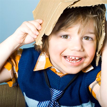 face card - Little boy playing with cardboard Photographie de stock - Rights-Managed, Code: 877-06833310