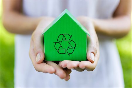 previsión - Young woman holding green model house with recycling sign Foto de stock - Con derechos protegidos, Código: 877-06833796