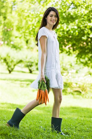 simsearch:877-06832290,k - Young woman holding bunch of carrots Stock Photo - Rights-Managed, Code: 877-06833805