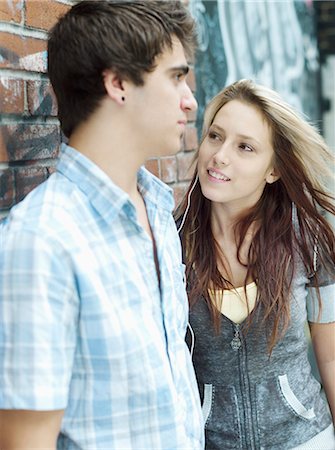 simsearch:877-06833898,k - Teenagers listening to MP3 player Stock Photo - Rights-Managed, Code: 877-06833918