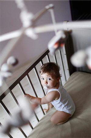 A baby girl in her crib Foto de stock - Con derechos protegidos, Código: 877-08031244
