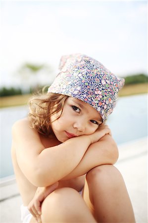 schmollen (beleidigt sein) - Portrait of a 4 years old girl near a pool Stockbilder - Lizenzpflichtiges, Bildnummer: 877-08031355