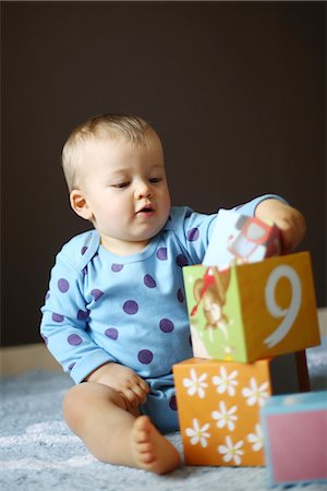 single geometric shape - A 15 months baby boy playing with cubes Stock Photo - Rights-Managed, Code: 877-08079112