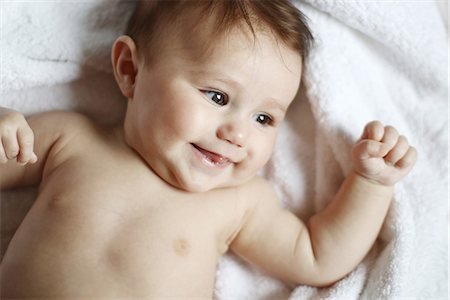 Portrait of a 4 months old baby naked on a towel Stock Photo - Rights-Managed, Code: 877-08079170