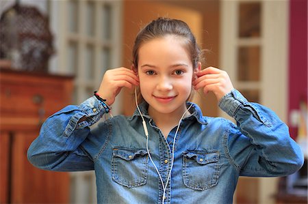 France,11 years old girl listen to music. Stock Photo - Rights-Managed, Code: 877-08128438