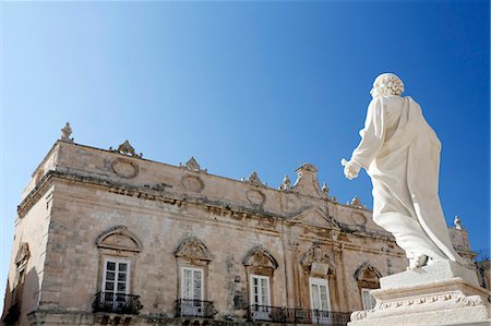 simsearch:877-08128095,k - Italy. Sicily. Syracuse. Ortigia district. Piazza Duomo. The cathedral. Sculpture in front. Photographie de stock - Rights-Managed, Code: 877-08129020