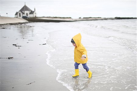 running in the fall - 3 years old boy playing in the water at the beach Stock Photo - Rights-Managed, Code: 877-08129129