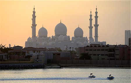 simsearch:877-08897949,k - United Arab Emirates, Abu Dhabi, view of the Great Mosque Sheikh Zayed Bin Sultan Al Nahyan from the Fairmont Bab Al Bahr hotel. Stock Photo - Rights-Managed, Code: 877-08897893