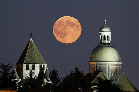 France, Seine et Marne, Provins. Super moon 2014. Biggest full moon of the year 2014. Sunrise moon over Tour Cesar and Saint-Quiriace church Stock Photo - Rights-Managed, Code: 877-08898239
