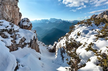 Europe, Italy, Veneto, Belluno, Agordino, Dolomites, Palazza Alta. Snowy gully, in the background the Biois valley Foto de stock - Direito Controlado, Número: 879-09021045