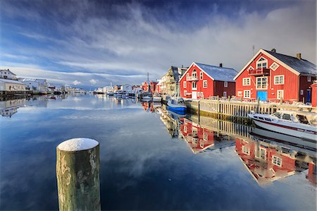 simsearch:693-03557828,k - Red houses reflected in the canal of Henningsvaer. Lofoten Islands. Norway. Europe Foto de stock - Con derechos protegidos, Código: 879-09034046