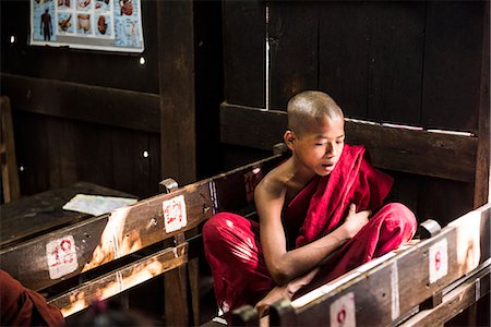 simsearch:700-00195691,k - Inwa, Mandalay region, Myanmar (Burma). A young monk studying in the Bagaya Kyaung monastery. Photographie de stock - Rights-Managed, Code: 879-09043639