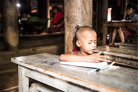 simsearch:700-00195691,k - Inwa, Mandalay region, Myanmar (Burma). A young monk studying in the Bagaya Kyaung monastery. Photographie de stock - Rights-Managed, Code: 879-09043640