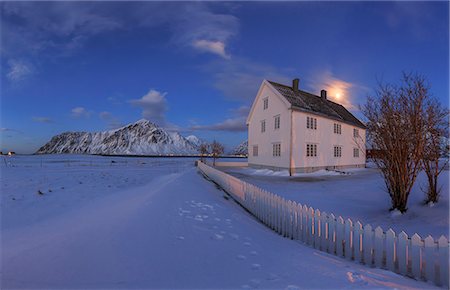 simsearch:6126-08643376,k - Typical house surrounded by snow in a cold winter day at dusk. Flakstad Lofoten Islands Norway Europe Foto de stock - Con derechos protegidos, Código: 879-09043821