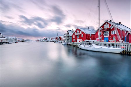 simsearch:693-03557828,k - The typical fishing village of Henningsvaer with its red houses called rorbu Lofoten Islands Northern Norway Europe Foto de stock - Con derechos protegidos, Código: 879-09043869