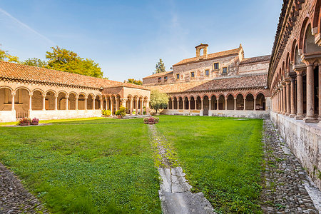 The cloister of st. Zeno Basilica. Verona, Veneto, Italy Foto de stock - Con derechos protegidos, Código: 879-09189035