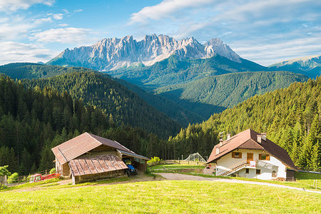 dolomiti - The alpine cottages of Kropfhof with the view of Latemr, Val d'Ega / Eggental, Dolomites, Province of Bolzano, South Tyrol, italian alps, Italy Foto de stock - Con derechos protegidos, Código: 879-09189907