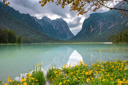 dolomiti - Dobbiaco/Toblach, South Tyrol, Italy. Dobbiaco Lake Foto de stock - Con derechos protegidos, Código: 879-09190720