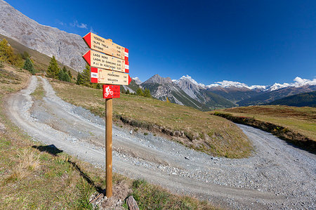 Hiking signage of Stelvio National Park, Val Vezzola, Valdidentro, Valtellina, Sondrio province, Lombardy, Italy Photographie de stock - Rights-Managed, Code: 879-09191272