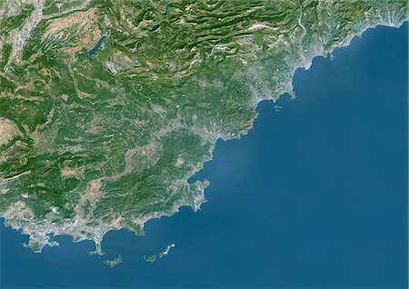 Côte d'Azur, France, True Image Satellite en couleurs. Côte d'Azur, France. Image satellite de véritable couleur de la French Riviera, situé sur la côte du sud-est de la mer Méditerranée, allant de Toulon à Menton à la frontière avec l'Italie. Cette image a été compilée à partir de données acquises par les satellites LANDSAT 5 & 7. Photographie de stock - Rights-Managed, Code: 872-06052825