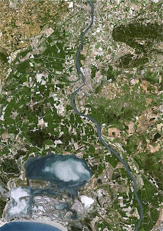 Arles, France, True Image Satellite en couleurs. Arles, France. Image satellite de vraies couleurs de la ville d'Arles, prise le 21 juillet 2001 par LANDSAT 7. Photographie de stock - Rights-Managed, Code: 872-06052836